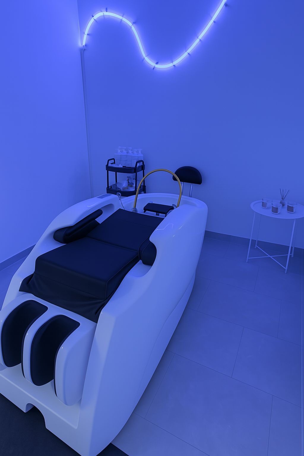 Een head spa-bed in de salon onder blauw licht