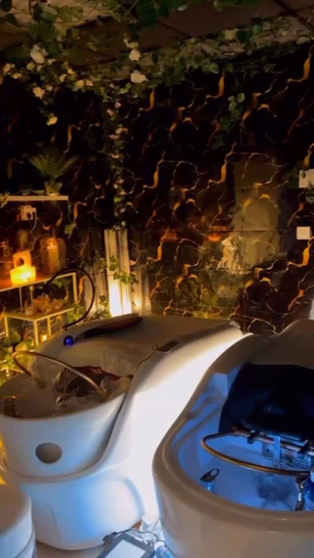De duo head spa-kamer met twee bedden, groen en kaarsen