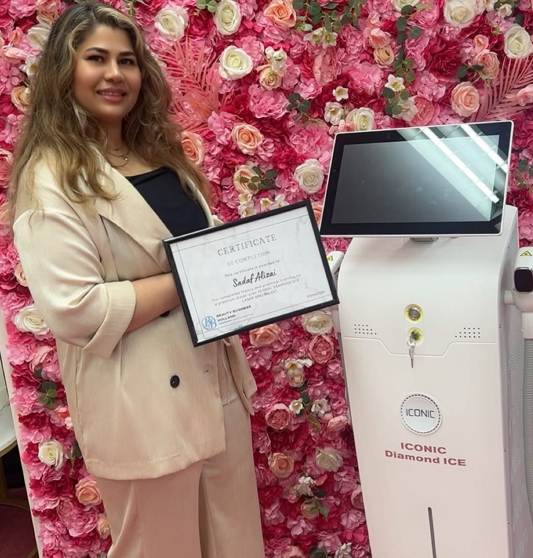 Sadaf Alizai met haar certificaat voor de ICONIC Diamond ICE-laser, april 2025