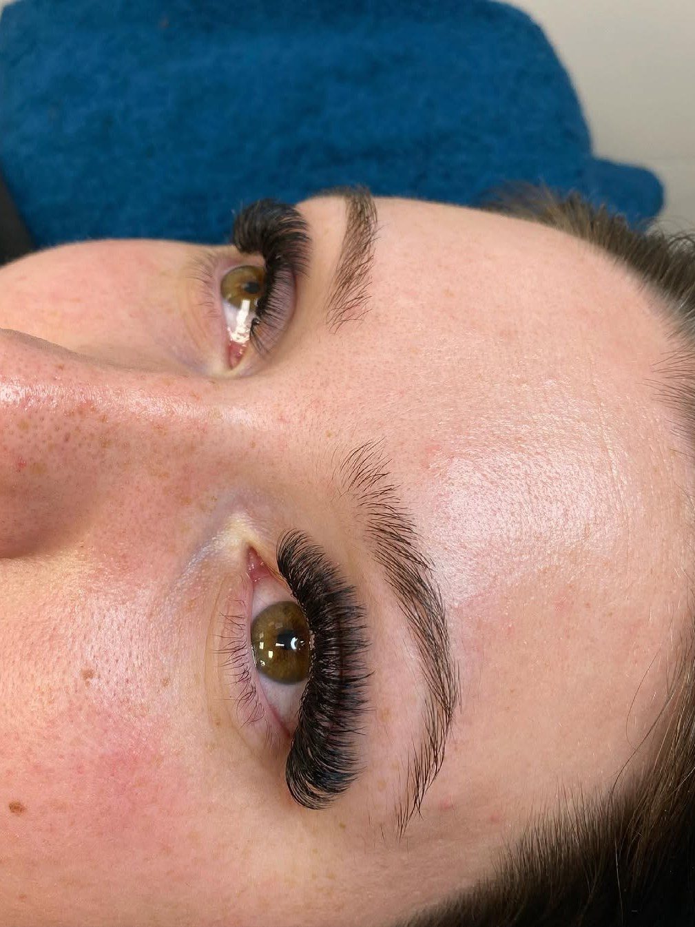 Een volle set wimperextensions van dichtbij