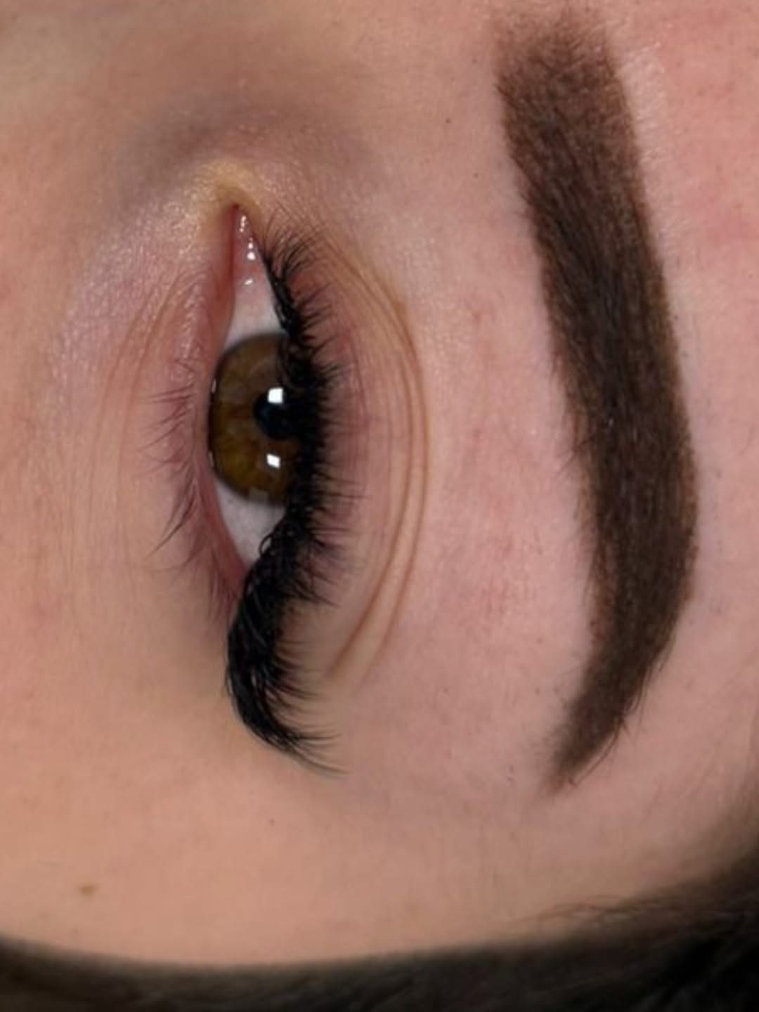 Wimperextensions met een gevormde, geverfde wenkbrauw